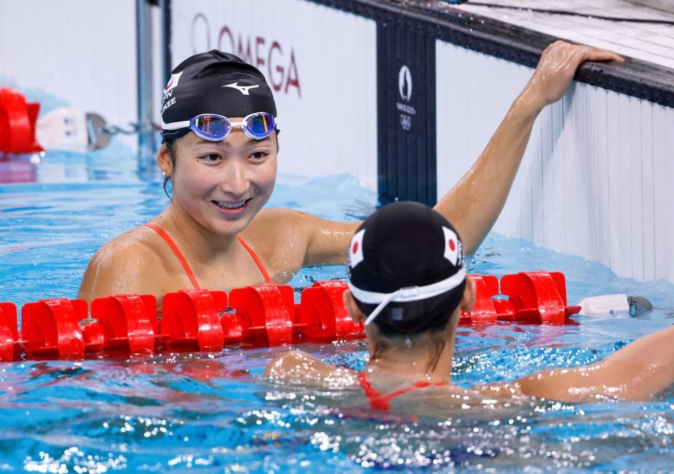 　練習中、青木玲緒樹（手前）と言葉を交わす競泳女子の池江璃花子（共同）