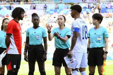 　サッカー男子１次リーグのエジプト－ドミニカ共和国戦に臨む山下良美主審（右から３人目）ら＝ナント（共同）