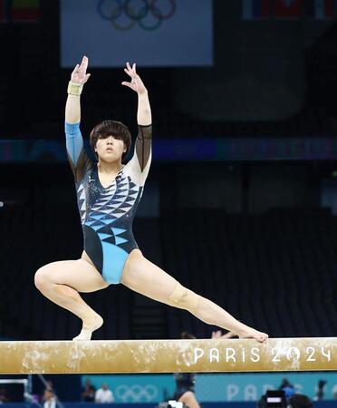 　公式練習に臨む体操女子の牛奥小羽