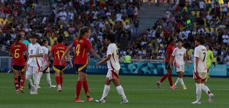 　スペインに敗れ、肩を落とす熊谷紗希（４）ら日本代表選手ら（撮影・中田匡峻）