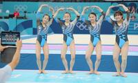 　練習後、みんなで五輪を作り記念撮影する体操女子日本代表。左から中村遥香、岡村真、岸里奈、牛奥小羽（撮影・吉澤敬太）