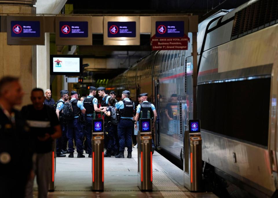 　モンパルナス駅のホームに集まる憲兵隊ら。高速列車ＴＧＶの路線網に大規模な破壊行為があった（共同）