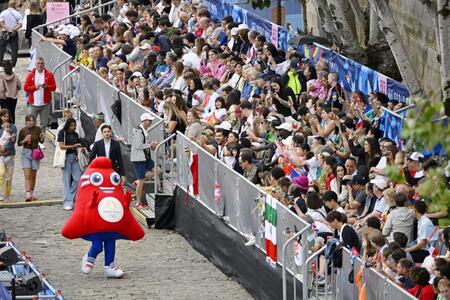 　パリ五輪の開会式を待つ大勢の人たち＝26日、パリ（共同）