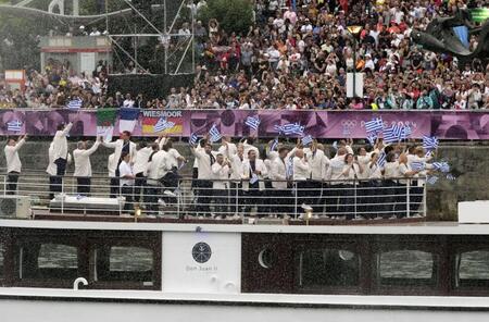 　パリ五輪の開会式で、セーヌ川を船でパレードするギリシャ選手団＝26日、パリ（共同）