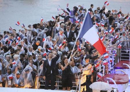 　パリ五輪の開会式で、セーヌ川を船でパレードする開催国のフランス選手団＝26日、パリ（代表撮影・共同）