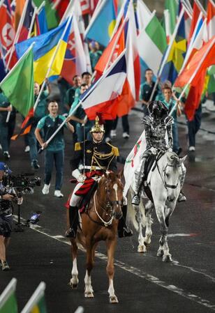 　パリ五輪の開会式に登場した馬と国旗＝26日、パリ（共同）(1)