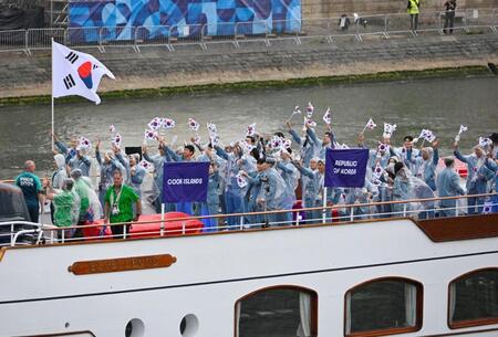 　パリ五輪の開会式で、セーヌ川を船でパレードする韓国選手団（共同）