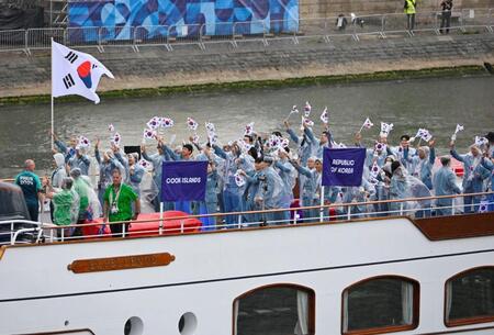 　パリ五輪の開会式で、セーヌ川を船でパレードする韓国選手団（共同）