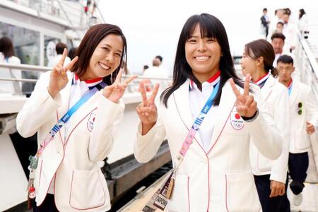 　パリ五輪の開会式を前に、写真に納まる日本代表選手（ゲッティ＝共同）