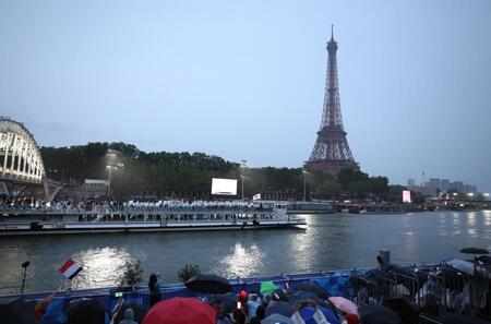 　開会式でセーヌ川を進む日本選手団らを乗せた船。奥はエッフェル塔＝代表撮影