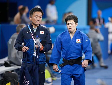 　準々決勝でスペインのガルリゴスに敗れ、引き揚げる永山竜樹（右）＝共同