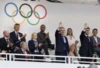 　パリ五輪の開会式で手を振るフランスのマクロン大統領（右端から２人目）とＩＯＣのバッハ会長（同４人目）＝26日、パリ（共同）