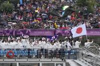 　パリ五輪の開会式で、セーヌ川を船でパレードする日本選手団＝26日、パリ（共同）