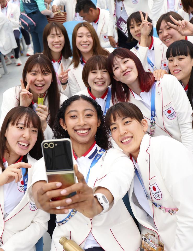 女子バレーみんな可愛い」日本選手団が船上開会式に参加 古賀紗理那ら自撮り集合写真「いいとこ座ってる！」/パリ五輪ニュース/デイリースポーツ online