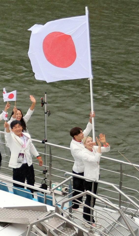 　セーヌ川で行われたパリ五輪の開会式で、日本選手団の旗手を務める江村美咲（右）と半井重幸