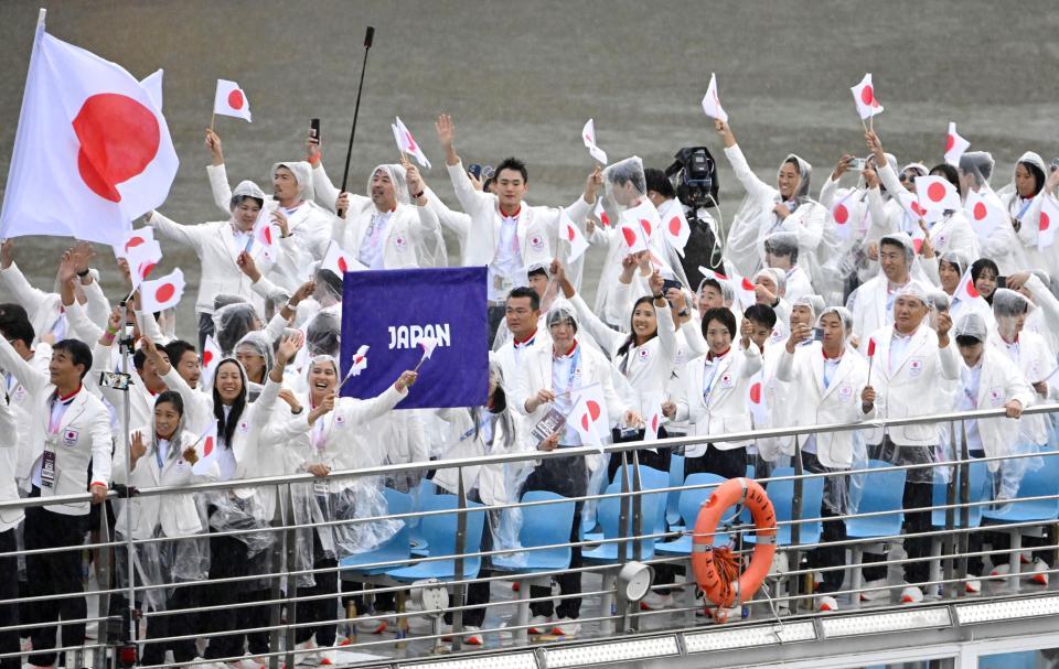 　パリ五輪の開会式で、セーヌ川を船でパレードする日本選手団＝26日、パリ（共同）