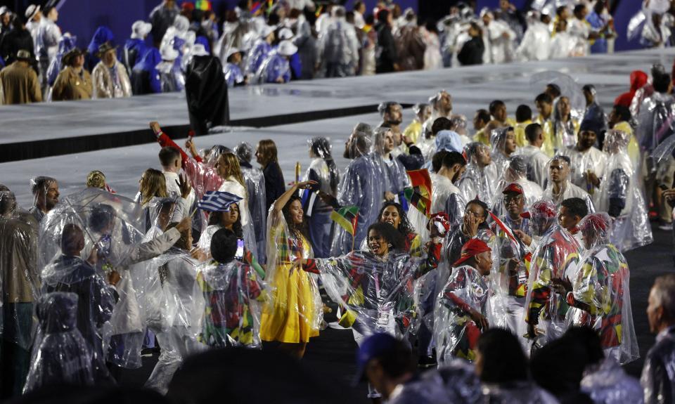 　パリ五輪の開会式で、トロカデロ庭園に到着し盛り上がる各国選手団＝26日、パリ（共同）