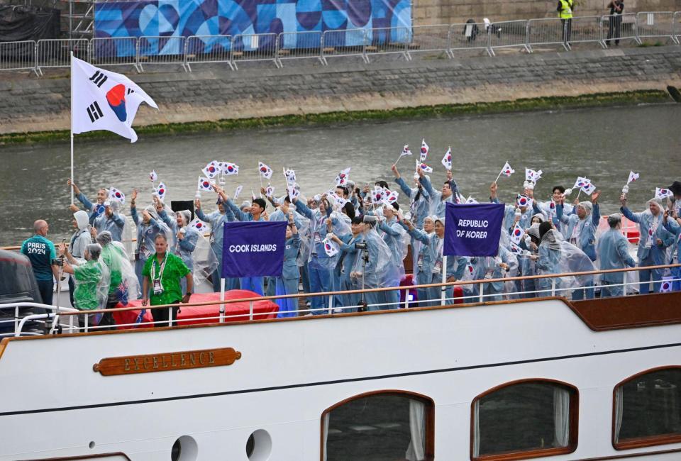 　パリ五輪の開会式で、セーヌ川を船でパレードする韓国選手団（共同）