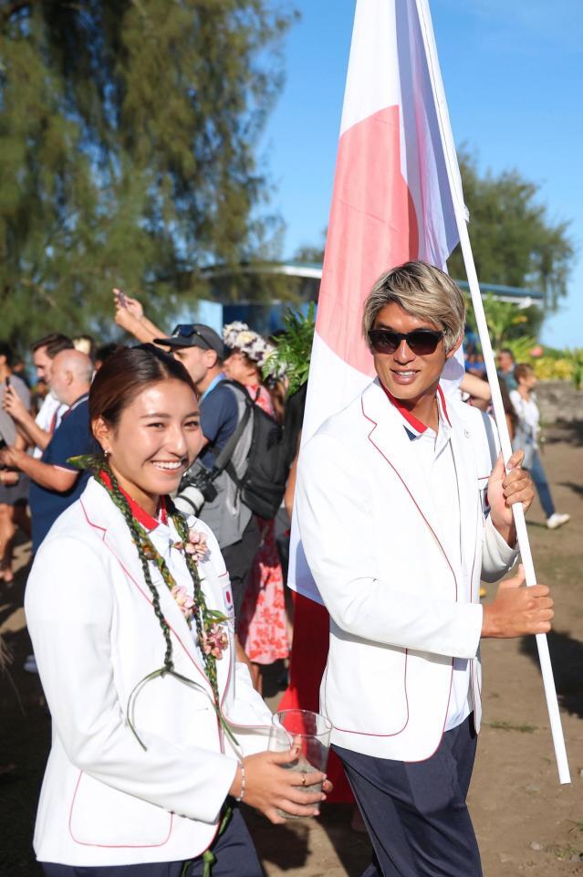 　パリ五輪の開会式に合わせて行われたセレモニーで、笑顔を見せるサーフィン日本代表の松田詩野（左）と五十嵐カノア（ゲッティ＝共同）