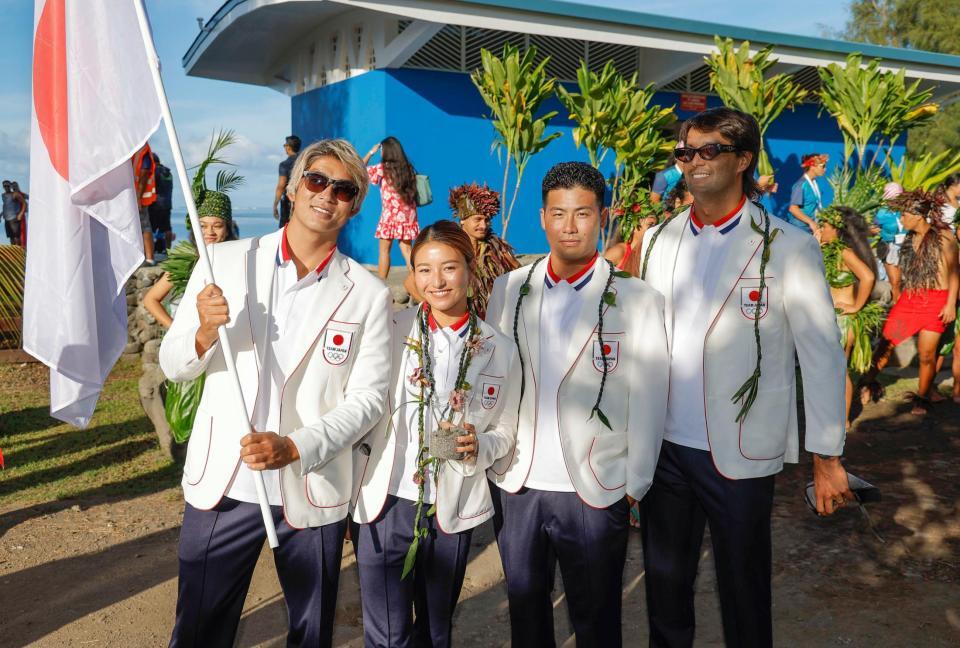 　セレモニー前に撮影に応じる（左から）五十嵐カノア、松田詩野、稲葉玲王、オレアリー・コナー（共同）