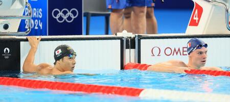 　世界記録保持者のマルシャン（右）と泳いだ瀬戸大也（撮影・吉澤敬太）