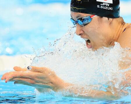 　カラフルなネイルを施した指で水をかき分ける鈴木聡美（撮影・吉澤敬太）