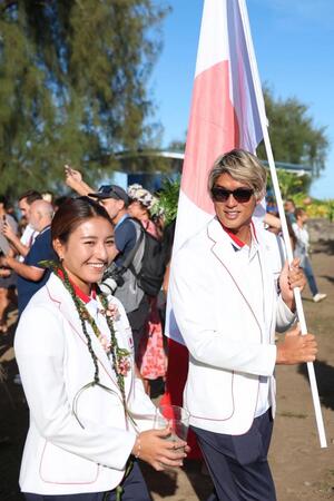 　パリ五輪の開会式に合わせて行われたセレモニーで、笑顔を見せるサーフィン日本代表の松田詩野（左）と五十嵐カノア＝２６日（ゲッティ＝共同）