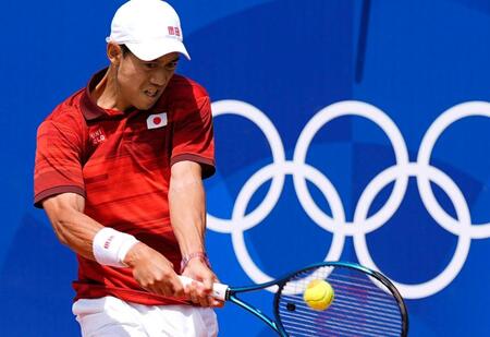 　男子シングルス１回戦でプレーする錦織圭（共同）