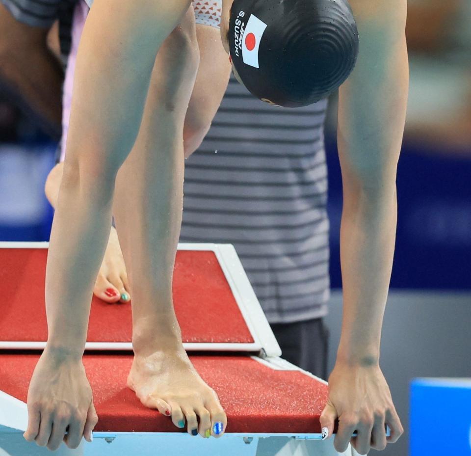 　カラフルなネイルでレースに挑む鈴木聡美（撮影・吉澤敬太）