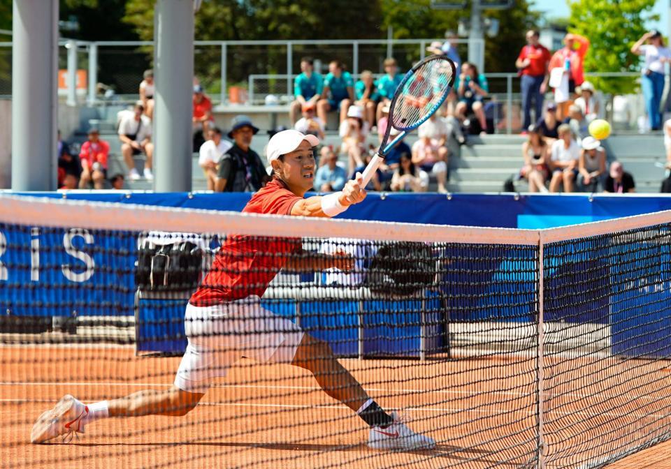 　男子シングルス１回戦でプレーする錦織圭（共同）