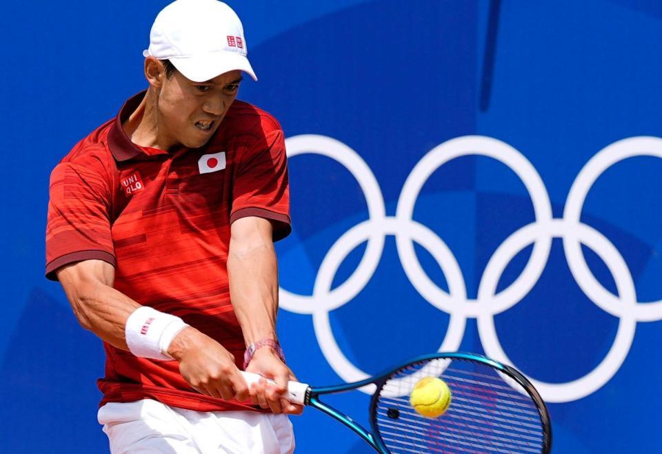 　男子シングルス１回戦でプレーする錦織圭（共同）