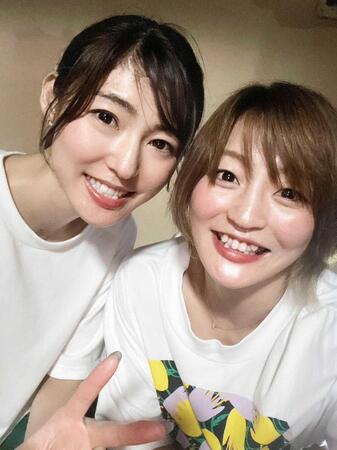 　角田夏実（右）と姉の真実さん。ＬＩＮＥのやりとりが試合前のルーティンだ（父佳之さん提供）