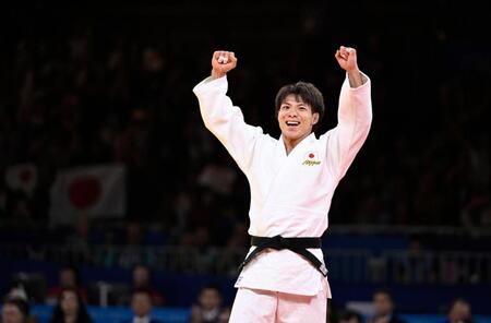 　パリ五輪柔道男子66キロ級決勝でブラジル選手に勝利し、五輪２連覇を果たした阿部一二三（共同）