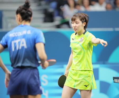 　プレーに関して、審判に確認する平野美宇（右）＝撮影・吉澤敬太