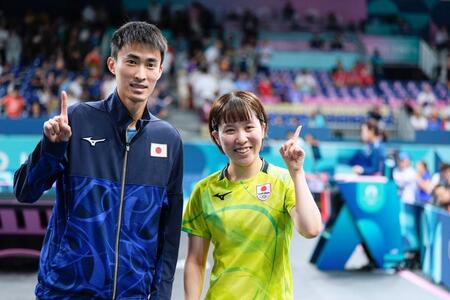 　女子シングルス１回戦でイタリア選手に勝利し、ポーズをとる平野美宇（右）＝共同