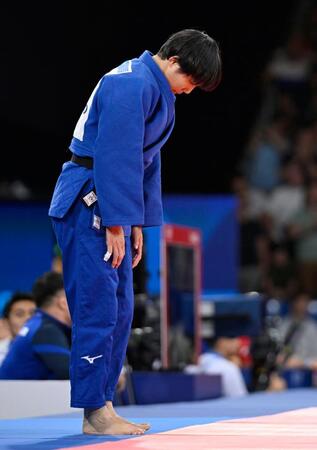 　女子５７キロ級準々決勝でフランス選手に敗れ、一礼して引き揚げる舟久保遥香（共同）