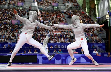 　女子サーブル個人３回戦で韓国選手（左）と対戦する江村美咲（共同）