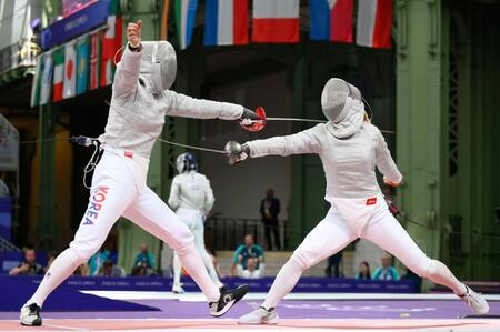 　女子サーブル個人３回戦で韓国選手（左）と対戦する江村美咲（共同）