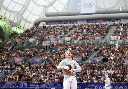 　女子サーブル個人３回戦で韓国の選手に敗れ、肩を落とす江村美咲