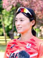 　取材に応じる陸上女子競歩の岡田久美子（共同）