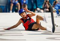 　男子ストリート予選で着地に失敗する小野寺吟雲（共同）