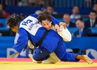 　女子５７キロ級準決勝でフランス選手を攻めるカナダの出口クリスタ（共同）