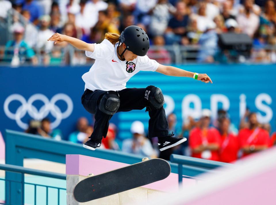 　女子ストリート決勝で演技する吉沢恋（共同）