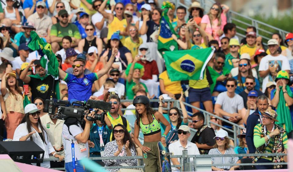 　ブラジル人から熱烈応援されるライッサ・レアウ（手前）撮影・吉澤敬太