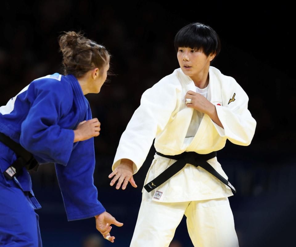 　トニオロ（左）と対戦する舟久保遥香（撮影・中田匡峻）