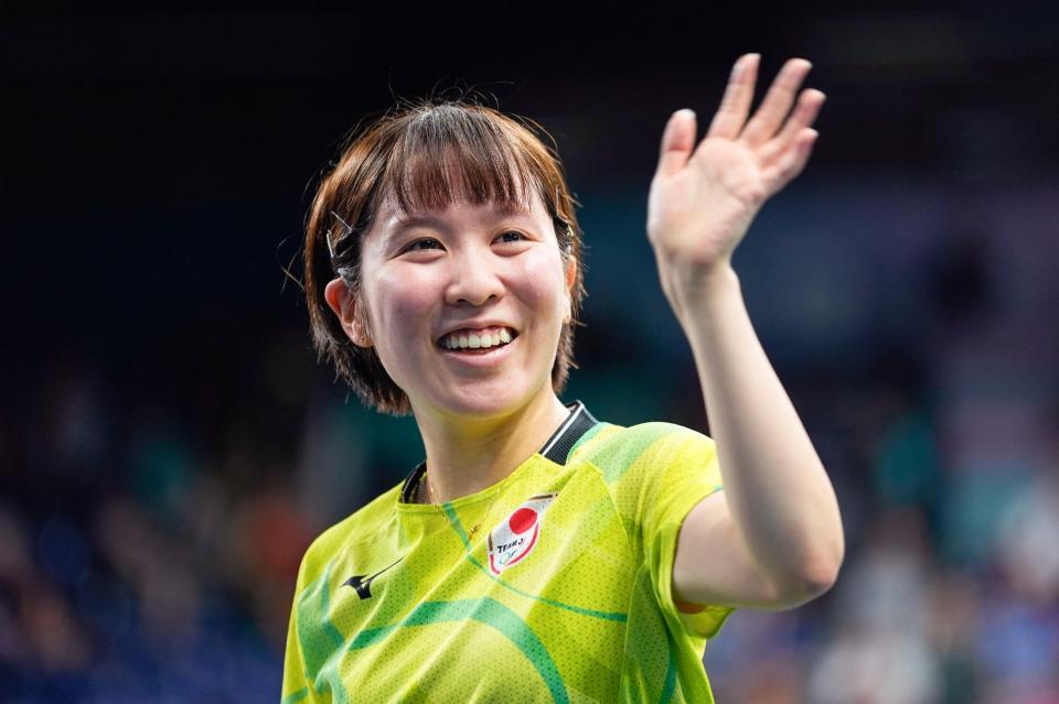 　女子シングルス１回戦でイタリア選手に勝利し、手を振る平野美宇（共同）