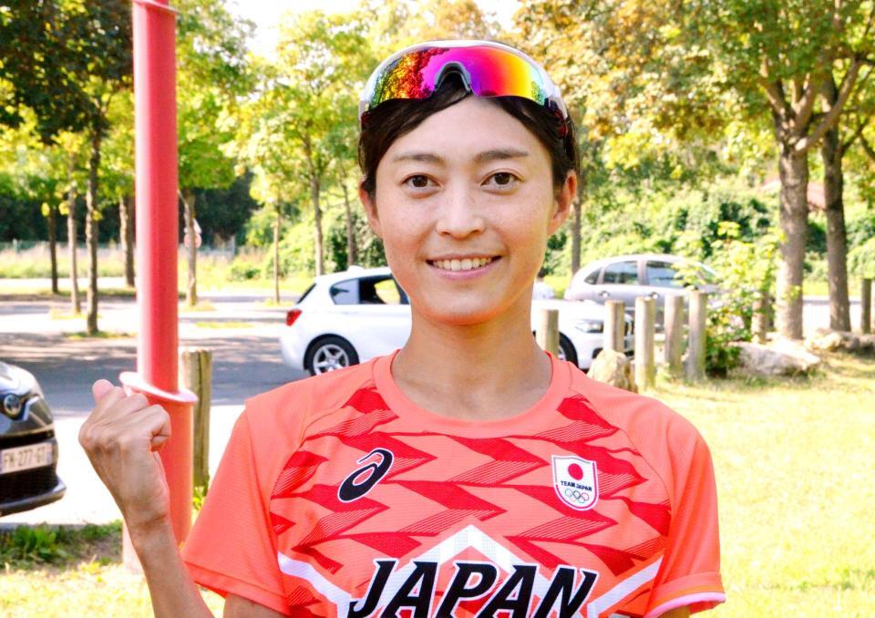 　取材後にポーズをとる陸上女子競歩の岡田久美子（共同）