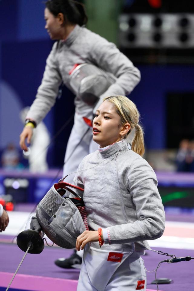 　女子サーブル個人３回戦で韓国選手（奥）に敗れた江村美咲（共同）