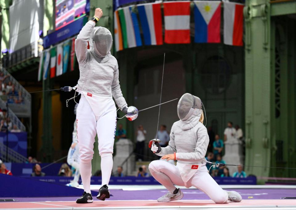 　女子サーブル個人３回戦で韓国選手（左）にポイントを奪われる江村美咲（共同）