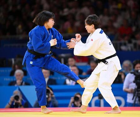 　女子５７キロ級決勝でカナダの出口クリスタ（右）と対戦する韓国の許海実（共同）